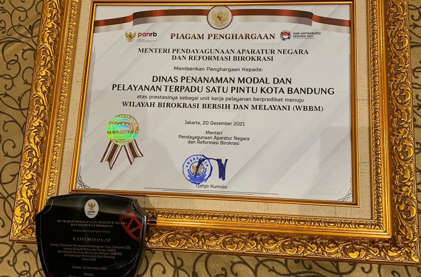 Pelaksana Tugas (Plt) Wali Kota Bandung, Yana Mulyana menerima penghargaan dari Kementerian Pendayagunaan Aparatur Negara dan Reformasi Birokrasi (PANRB) sebagai Pemimpin Perubahan.