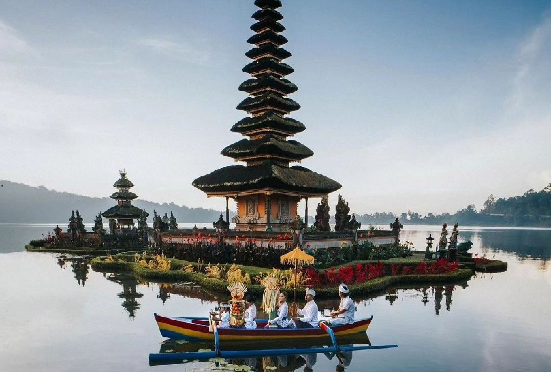 Pura Ulun Danu Beratan. 7 tempat wisata terindah di Bali dengan pesona alam eksotis yang bisa memanjakan mata 