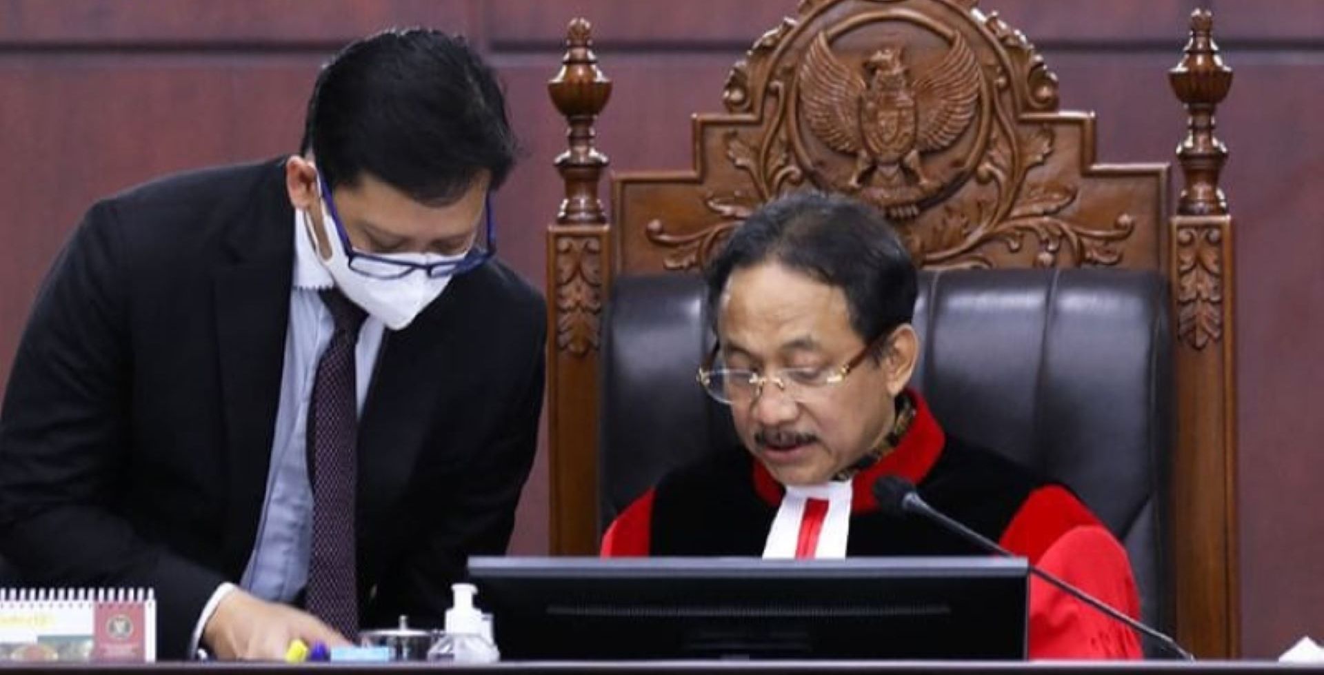 Hakim Mahkamah Konstitusi (MK) Suhartoyo memimpin sidang gugatan kepala daerah soal pemotongan masa jabatan.