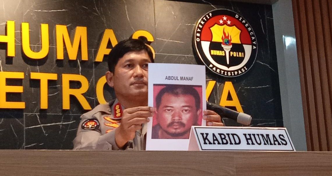 Polda Metro Jaya buru sosok lain pengeroyok Ade Armando setelah Abdul Manaf dipastikan tak memenuhi unsur sebagai tersangka.