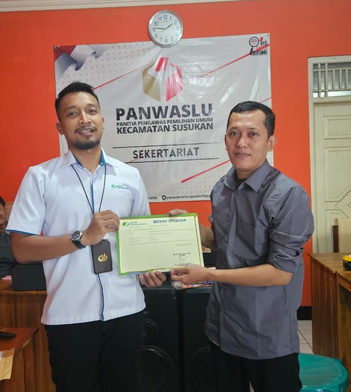 BPJAMSOSTEK Banjarnegara saat menyerahkan sertifikat kepesertaan kepada Panwaslu Kecamatan Susukam pada Senin 10 Juli 2023