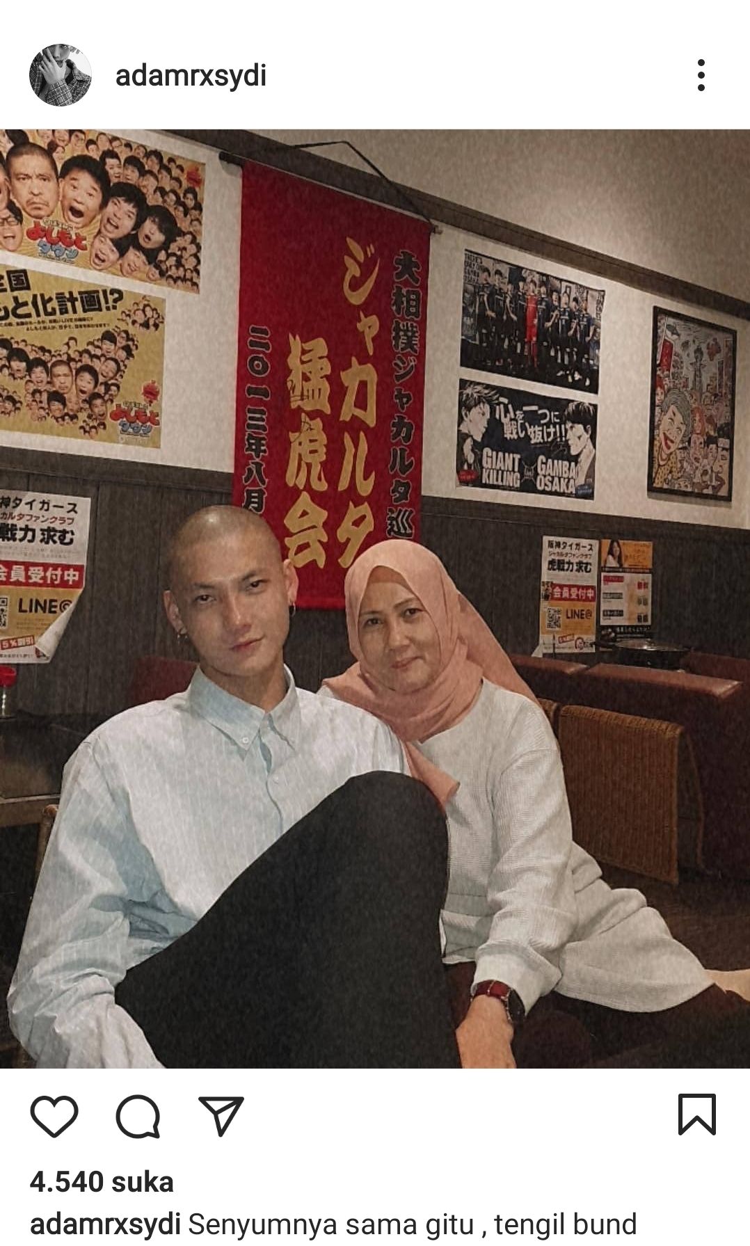 Adam Rosyadi tengah bersama ibunda yamg cantik menggunakan hijab. Netizen minta jangan digadaikan agama demi cinta