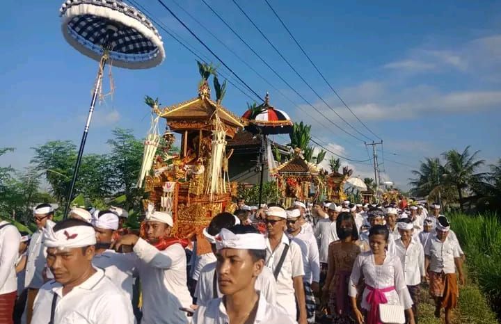 Ribuan warga melaksanakan upacara Melasti dengan berjalan kaki 5 km dari Kecamatan Banjarangkan, Klungkung menuju Pantai Tegal Besar.