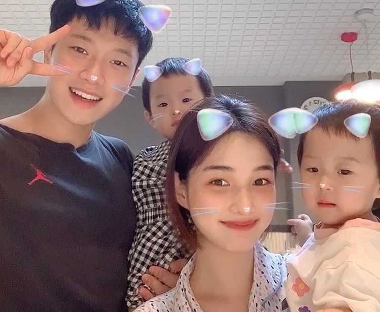 Perdana dalam Postingan Instagram Yulhee ex LABOUM memamerkan Keluarga Kecilnya bersama Minhwan F.T. Island 