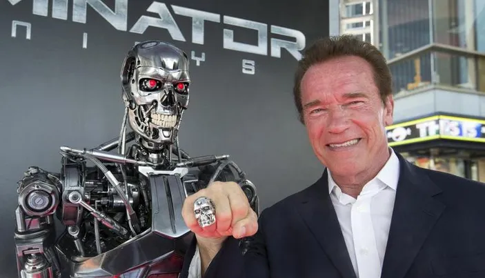 Jadi Sorotan, Sang ‘Terminator’ Arnold Schwarzenegger Turun Tangan Mengaspal Jalan Berlubang