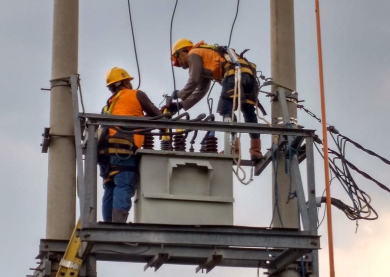 Dua orang petugas PLN tengah melakukan pemeliharaan jaringan agar pasokan listrik aman