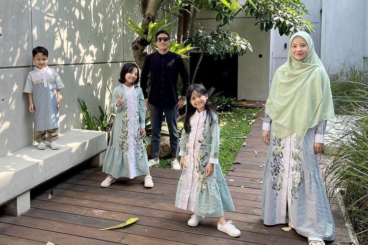 Caption Foto Lebaran Desta di Instagram Jadi Sorotan, Netizen: Udah Isyarat ya Pas di Sini