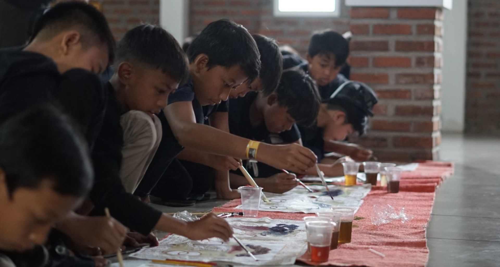 Rumah Batik Komar, Wisata interaktif anak di Bandung, dapatkan pengalaman unik tentang batik dengan mencoba membuatnya sendiri.