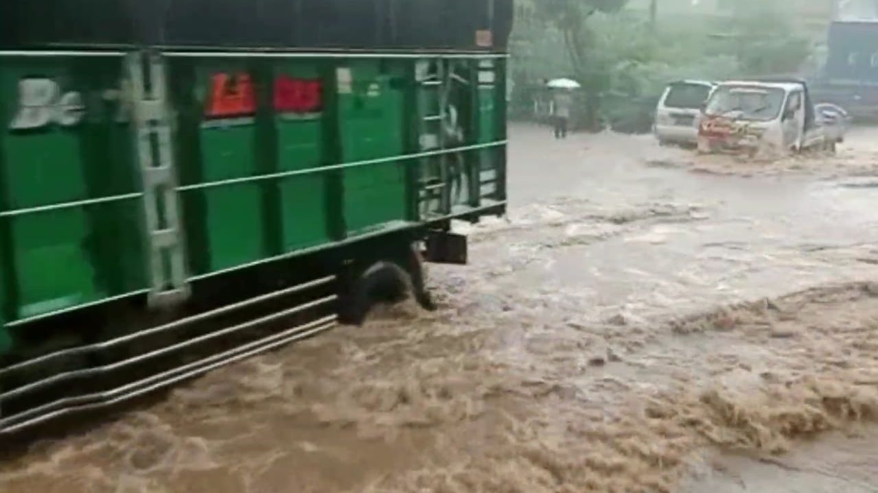 Banjir di Kabupaten Kediri menggenangi jalan raya hingga setinggi 50 cm
