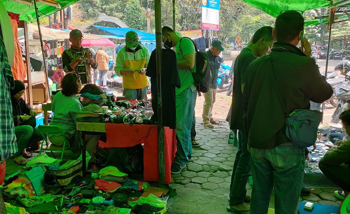Di Pasar Loak Taman Cilaki banyak dijajakan Tas, Sepatu, Kacamata, maupun Jam Tangan bermerk kondisi second dengan harga yang relatif ramah di kantong.