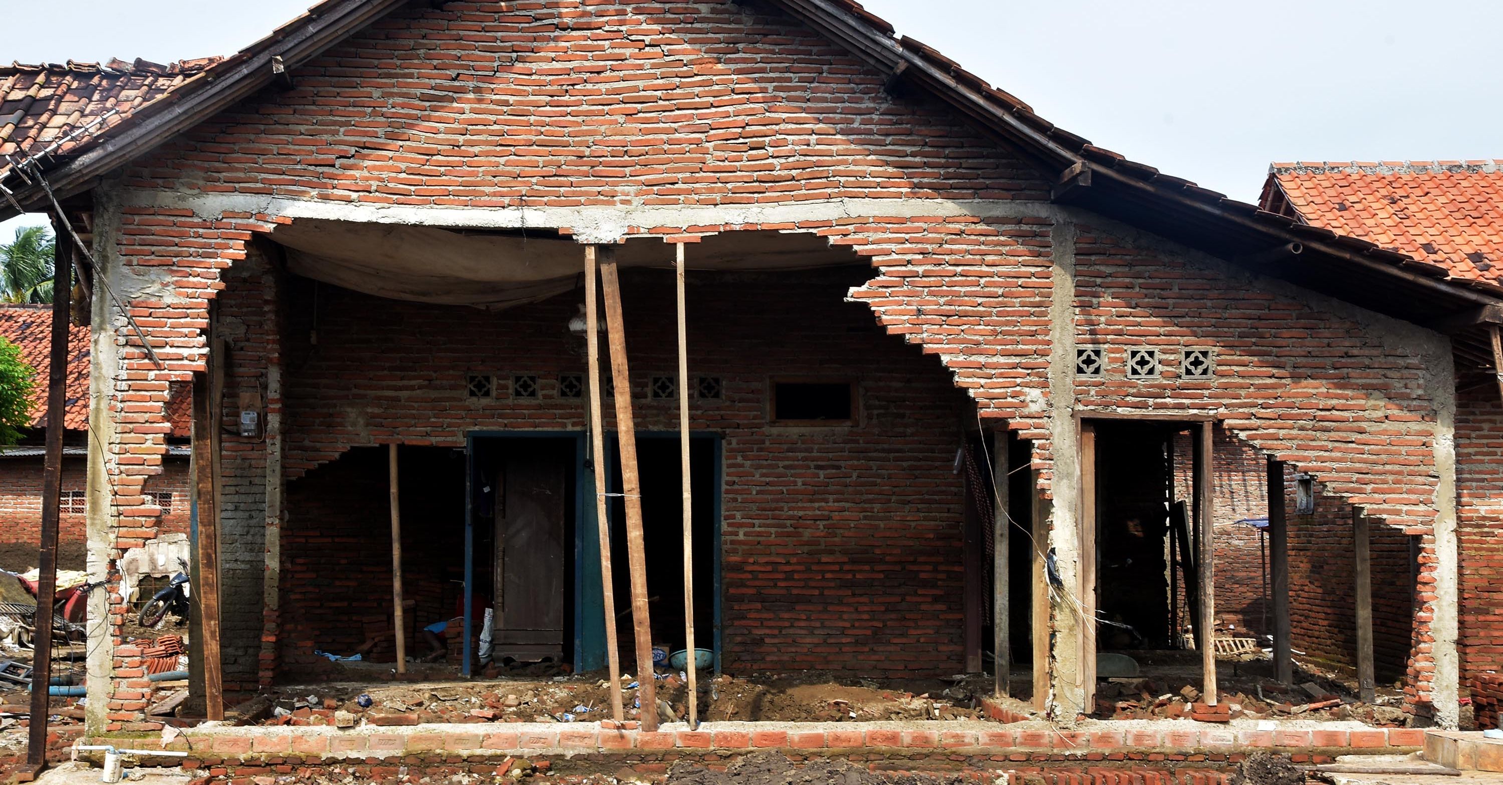 Salah satu rumah rusak akibat tanggul Citarum jebol di di Desa Sumberurip Kecamatan Pebayuran Kabupaten Bekasi.