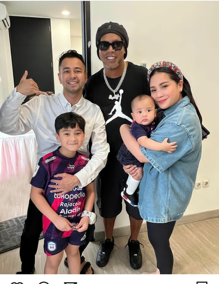Potret Ronaldinho bersama Raffi Ahmad, Nagita, Rayyanza, dan Rafathar.