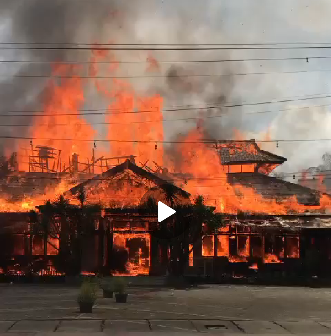 Kebakaran melanda rumah makan Ampera di daerah Rancabolang, Bandung, pada Kamis 12 Januari 2023, siang hari ini.