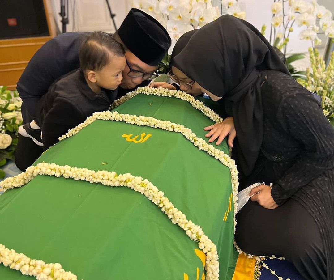 Atalia Praratya unggah foto momen terakhir bersama Eril sebelum dimakamkan.