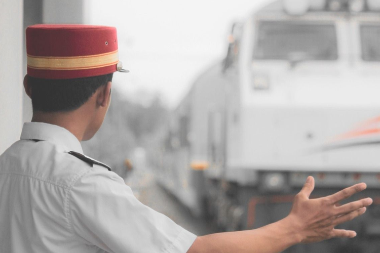 Detik-Detik Penjual Tisu Hampir Tersambar Kereta Api di Laswi Bandung, Petugas KA Tuai Pujian