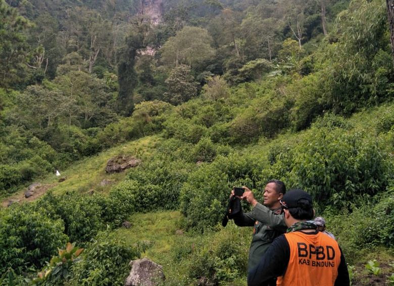 Petugas Gabungan saat meninjau langsung lokasi longsor di Kampung Cipanas (Kolam renang Cibolang), Desa Wanasuka, Kecamatan Pangalengan, Kabupaten Bandung, Jawa Barat