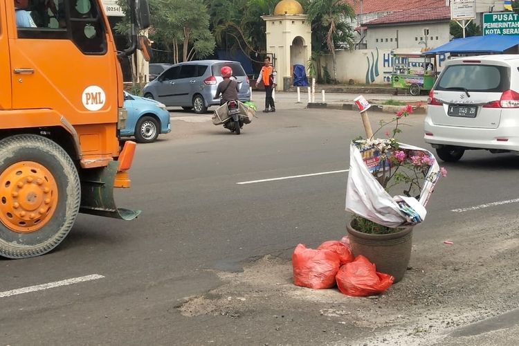 Berbahaya bagi Pengendara, Jalan di Pusat Kota Serang Ditanami Bunga