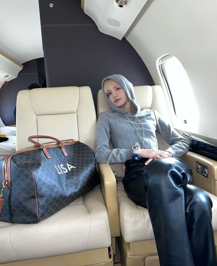 Pakai Private Jet, Lisa Blackpink Pakai Outfit Casual Ini di Pesawat untuk hadiri Paris Fashion Week