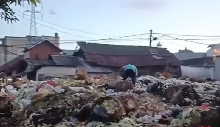   Kondisi sampah di TPS Pasar Cikurubuk yang menggunung pada Senin 27 Maret 2023.