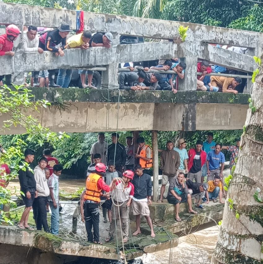 Upaya pencarian korban mobil terjun ke sungai oleh tim gabungan di Kabupaten Agam, Sumatera Barat
