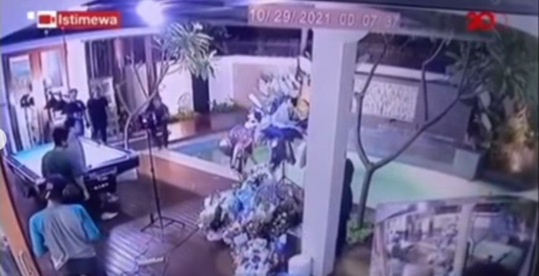 Rekaman CCTV saat Rizky Billar melempar Lesti dengan bola billiar