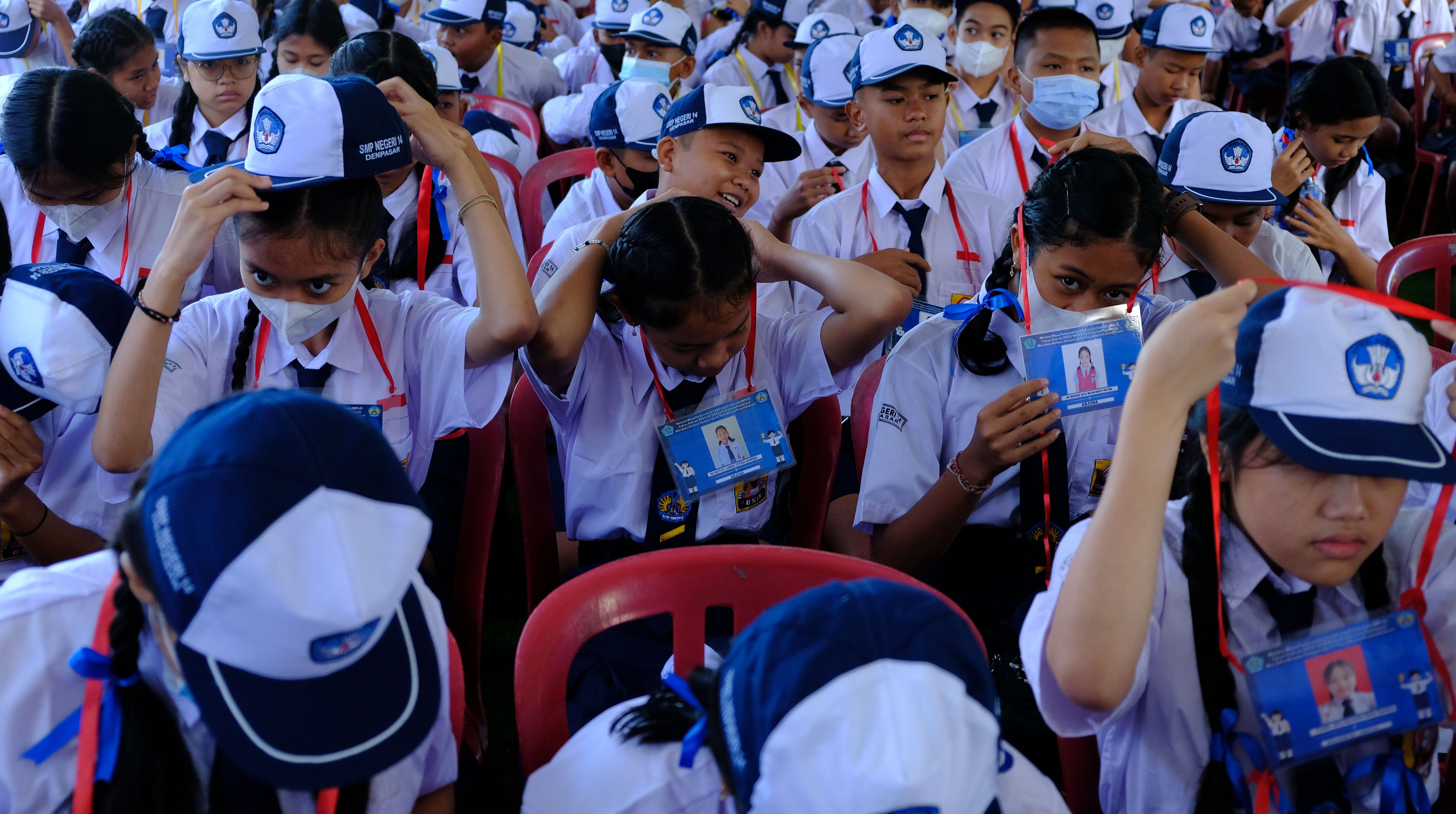 Peserta didik baru memasang atribut saat mengikuti Masa Pengenalan Lingkungan Sekolah (MPLS) tahun ajaran 2023/2024 di SMP Negeri 14 Denpasar, Bali, Senin, 10 Juli 2023.