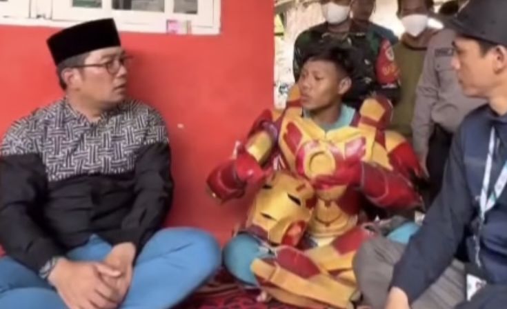 Gubernur Jawa Barat, Ridwan Kamil temui pria cosplay Iron Man.