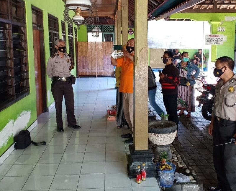 petugas kepolisian mendatangi TKP ditemukannya pria asal Sulawesi yang sudah meninggal dunia dalam kamar kos di Kuta Bali, Senin 1 Februari 2021.