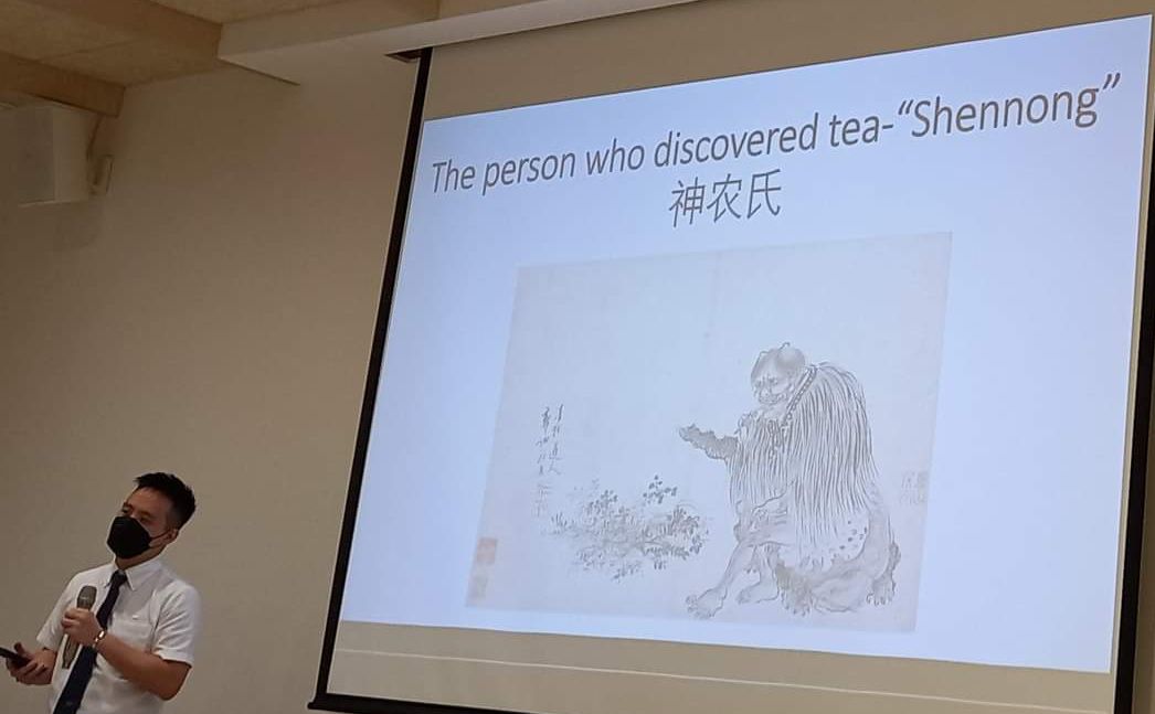MC acara tengah menceritakan sejarah penemuan teh
