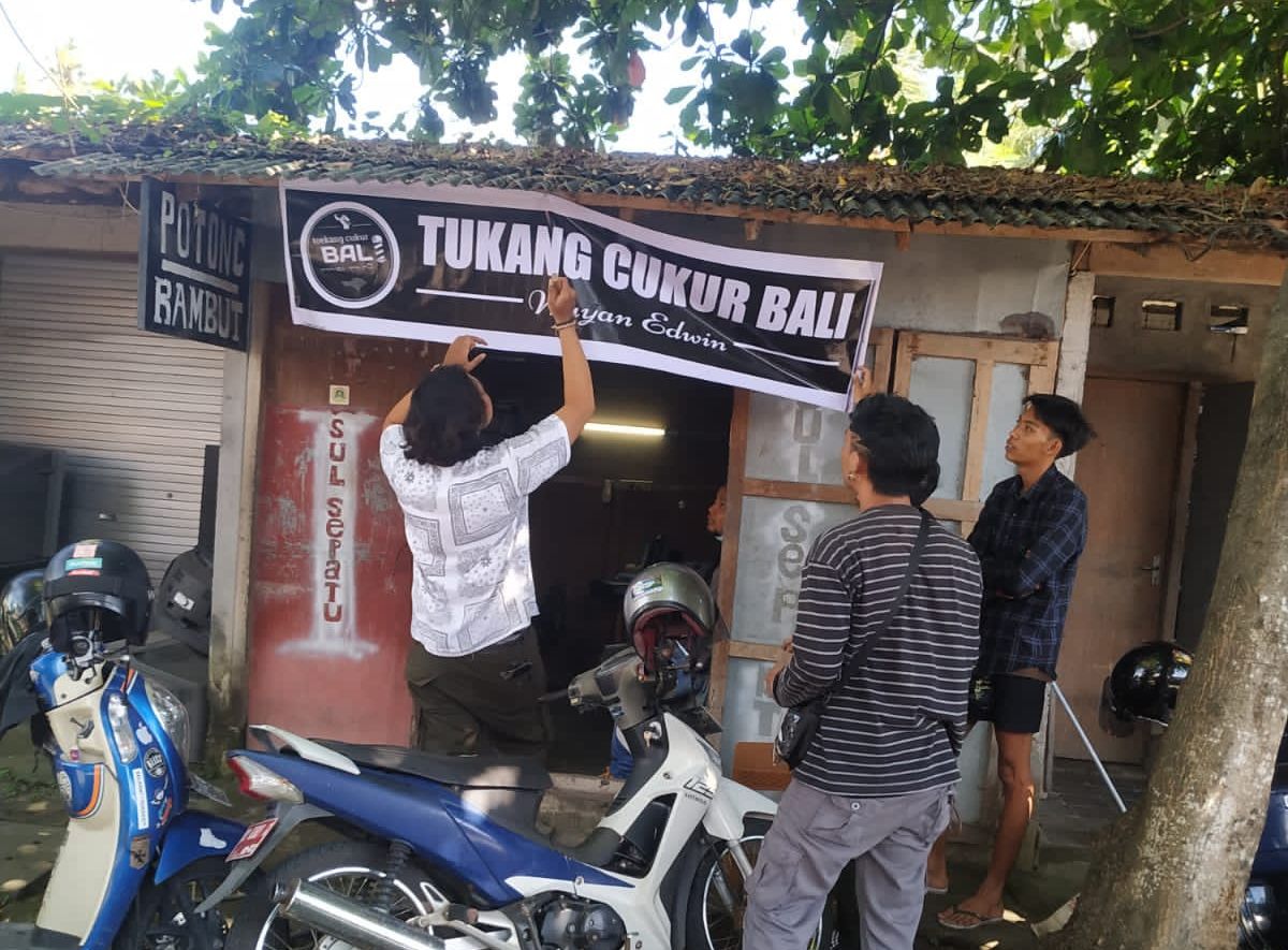Komunitas Toekang Cukur Bali dekorasi lokasi cukur rambut milik Wayan Edwin