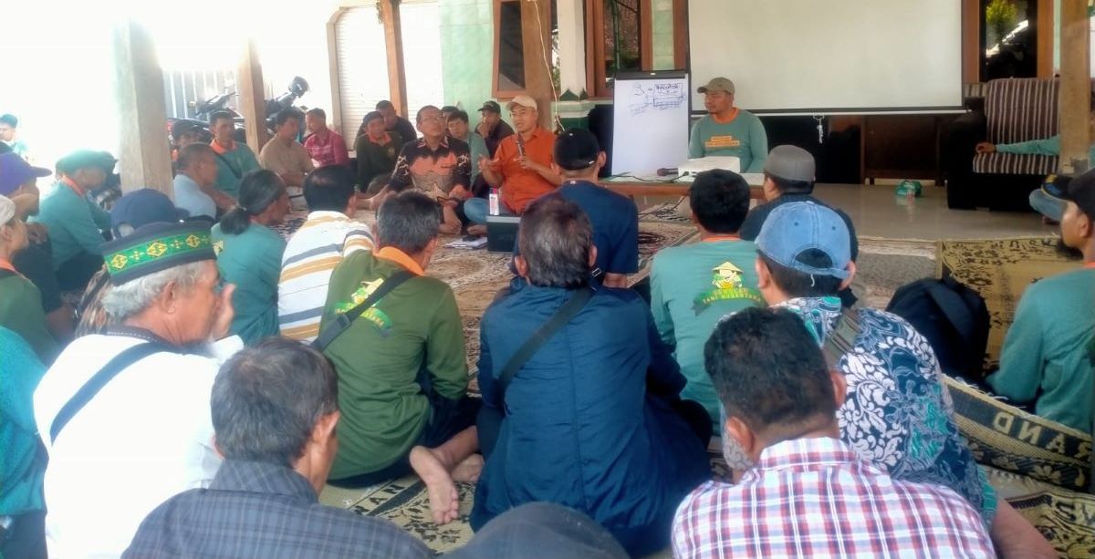 Ketua P4S Joyo Tentrem Wisnu Wijaya Adi Putra menjelaskan proses pengelolaan vermikompos di hadapan ratusan siswa STN. (Foto Dokumentasi P4S Joyo Tentrem)