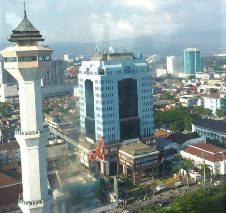 Menikmati Kota Bandung dari Menara Masjid Raya Bandung yang memiliki ketinggian 81 meter  dibangun atas inisiatif Gubernur Jawa Barat HR Nuriana pada tahun 2001.