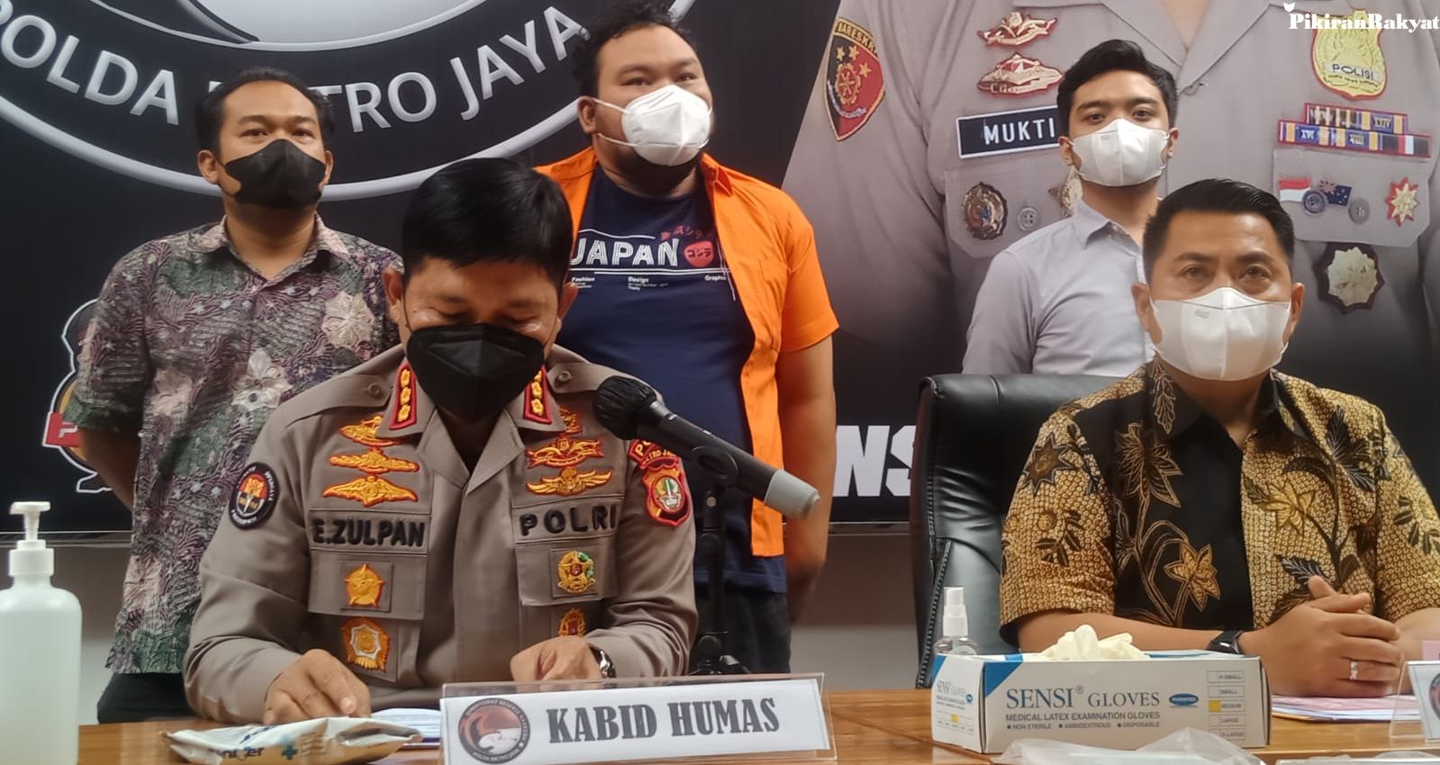 Fico Fachriza dihadirkan polisi saat konfrensi pers di Polda Metro Jaya. Fico Fachriza mengakui memakai narkoba sejak tahun 2016.