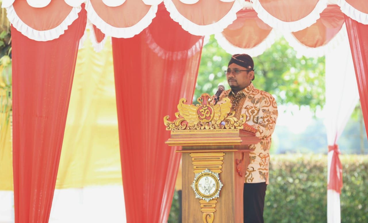  Menteri Agama RI, Yaqut Cholil Qoumas dalam Perayaan Tawur Agung Kesanga di Pelataran Candi Prambanan.
