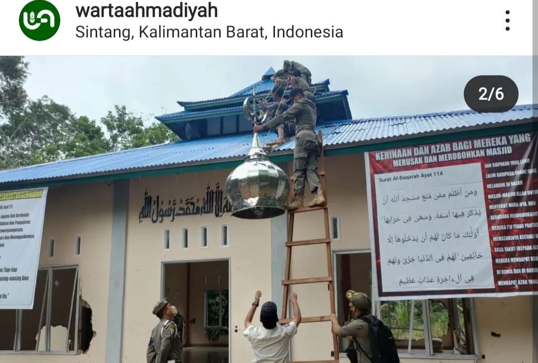 Satpol PP officers took down the dome which became a symbol of the building called the Ahmadiyya Jama'ah Mosque in Sintang District, January 29, 2022.