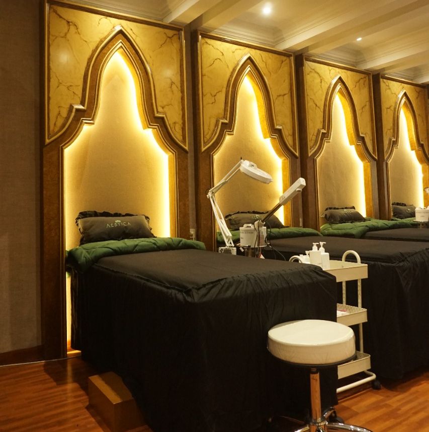 Disetting layaknya design berbau Timur Tengah, Aestica Beauty Clinic menambah kenyamanan tersendiri