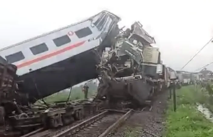 Tabrakan Kereta Api Turangga Dan KRD Bandung Raya Di Cicalengka, 3 ...