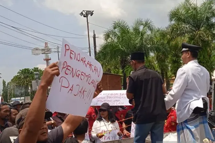 Warga Demo Bupati Jember, Cium Bau Nepotisme: Keponakan Diangkat Jadi Ajudan hingga Menantu Jadi Tim Ahli