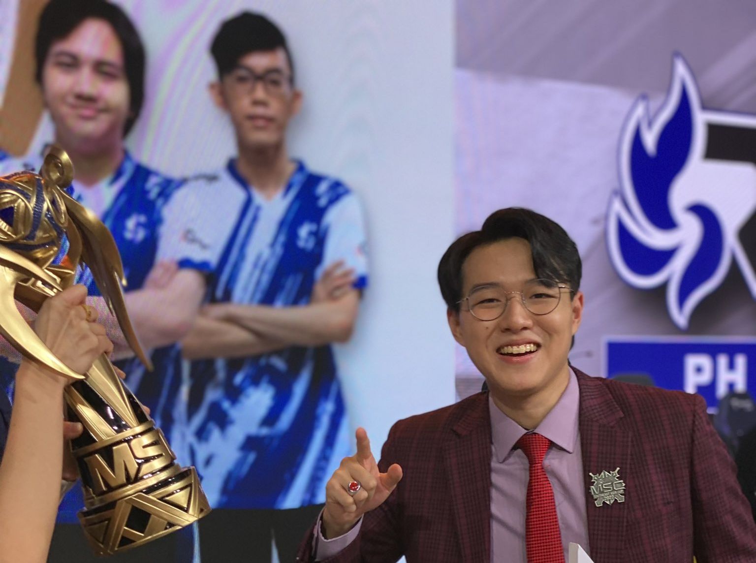 Bursa transfer MLBB 2022 akan sangat mengejutkan bagi penikmat turnamen Mobile Legends! Begini tanggapan Mirko, caster MPL Indonesia.