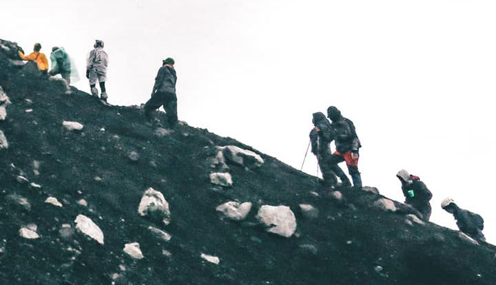Para pendaki menuju Puncak Mahameru, Gunung Semeru.*