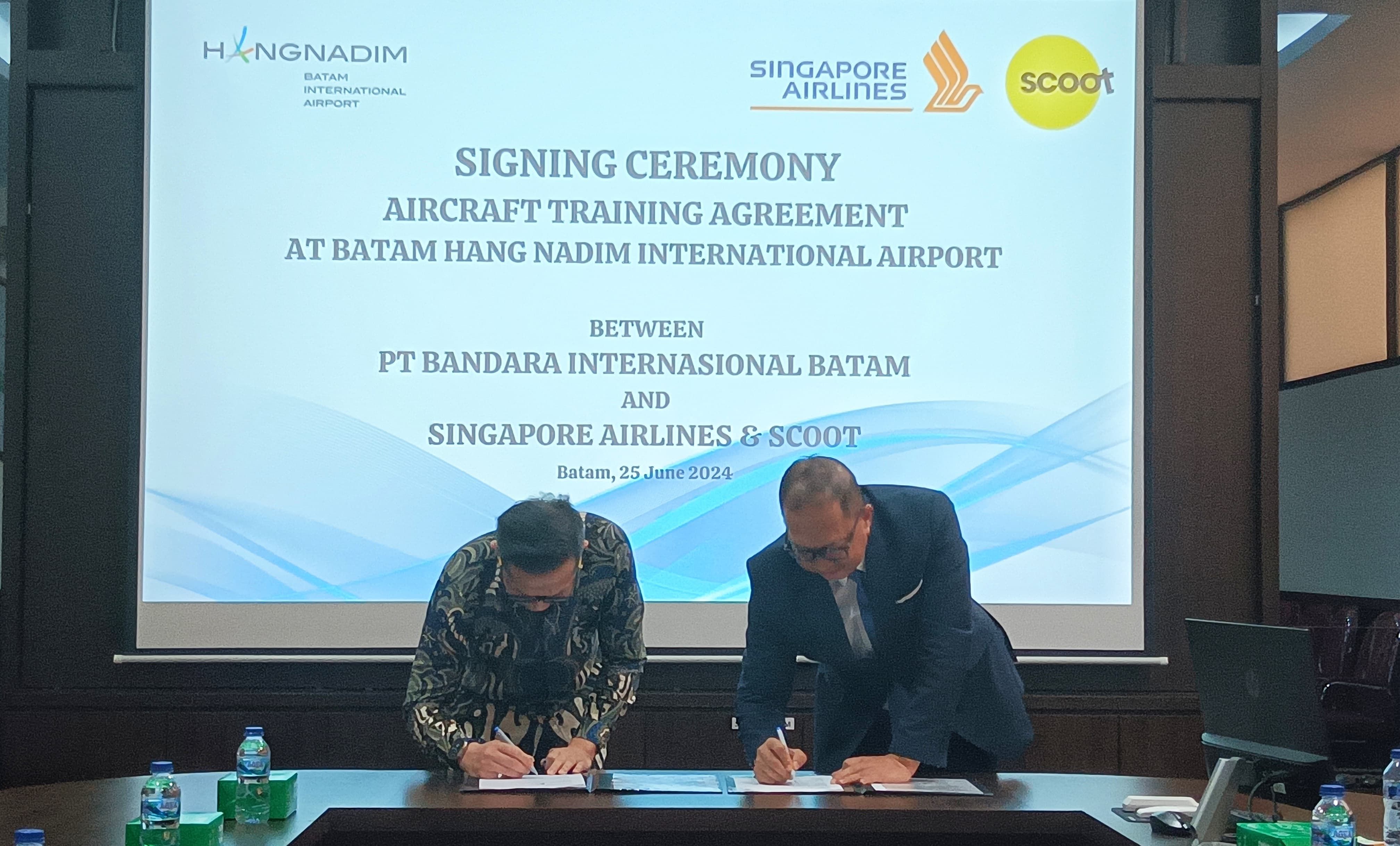 Untuk meningkatkan kapasitas dan kemampuan sumber daya-nya, manajemen Singapore Airlines & Scoot secara rutin melakukan Pelatihan Pesawat (Aircraft Training) dan kedepannya akan menggunakan Bandara Internasional Hang Nadim sebagai salah satu bandara dalam pelatihan tersebut