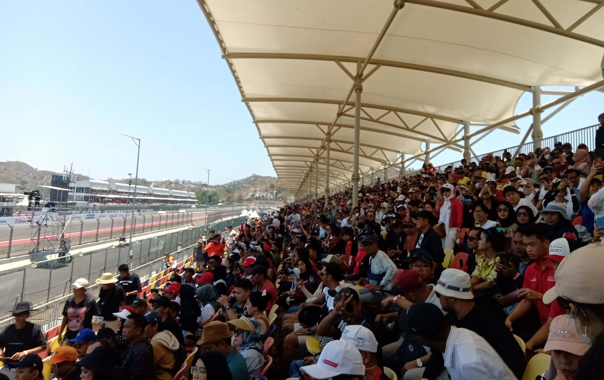 Suasana di tribune penonton Sirkuit Mandalika jelang MotoGP 2023.