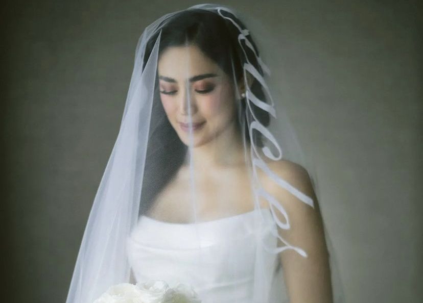  Jessica Iskandar di hari pernikahannya. Terlihat anggun dengan white wedding gown with bustier