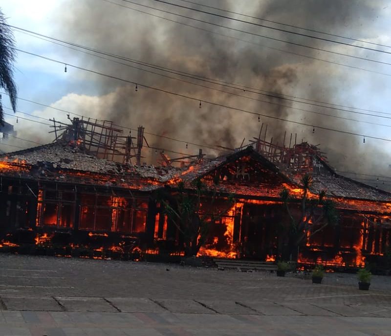 Telah terjadi kebakaran melanda Rumah Makan Ampera yang terletak di Rancabolang Bandung pada siang ini Rabu 12 Januari 2023.