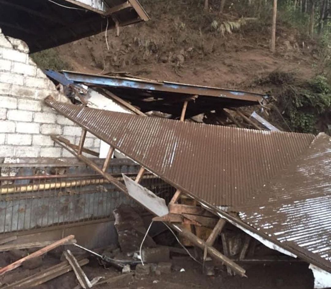 Dampak gempa Bali 4,8 SR, akses jalan tertutup, satu keluarga tertimbun longsor di Trunyan Bangli.