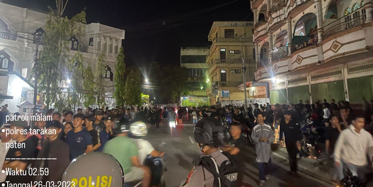 Tim Patroli Sat Samapta Polres Tarakan saat bubarkan kerumunan orang.
