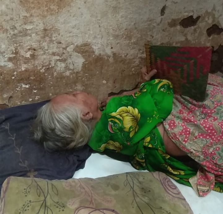 Kondisi Nenek Camen (70 Tahun) yang hanya bisa berbaring di tempat tidurnya.*