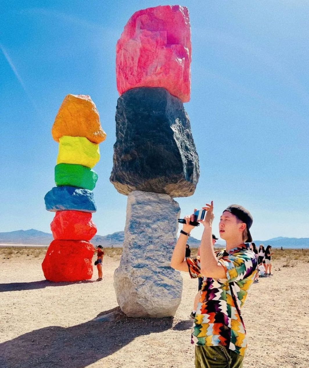RM saat berada di Seven Magic Mountains, Las Vegas (instagram.com/rkive)