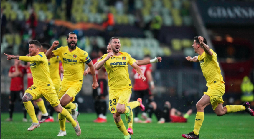 Para pemain Villareal meluapkan kegembiraan setelah kiper Rulli berhasil memblok tendangan de Gea