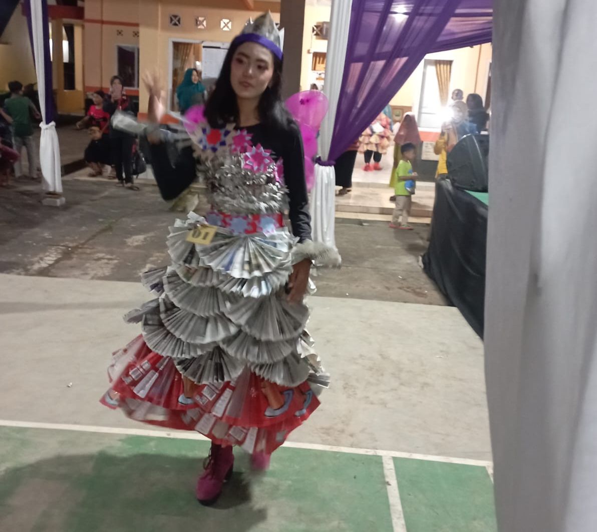 Resi, salasahiji patandang dina Lomba Fashionshow Pemanfaatan Limbah di Desa Ciparigi, Kecamatan Sukadana Kabupaten Ciamis,  kabiruyungan jadi juara ka-2.